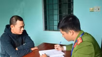 Mâu thuẫn đòi nợ, chặn taxi chém người trọng thương