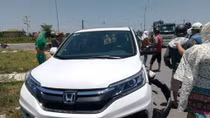 Va chạm với xế hộp, nam thanh niên chở gas văng xa nhiều mét