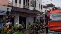 Khách sạn 5 tầng phát hỏa, du khách hốt hoảng lao ra đường