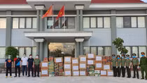 Trao tặng trang thiết bị phòng dịch cho y, bác sĩ Bệnh viện 199 