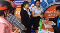Mỗi ngày, sản xuất hơn 200 lít nước rửa tay diệt khuẩn để phát miễn phí