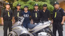 Hai thanh niên mang súng và ma tuý đá đi dạo phố