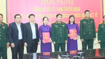 Trao quân hàm quân nhân chuyên nghiệp cho thân nhân liệt sĩ hy sinh ở Rào Trăng 3