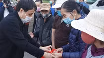 Chuyến xe yêu thương chở hàng trăm bệnh nhân nghèo về quê đón Tết 