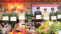 Trao bằng khen cho các tập thể, cá nhân tham gia cứu nạn tại thủy điện Rào Trăng 3