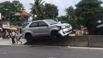 Xe Fortuner "cưỡi" lên dải phân cách