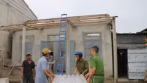 Công an tỉnh Thừa Thiên Huế giúp dân lợp lại mái nhà sau bão số 5