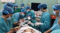 Cứu cháu bé 7 tháng tuổi bị hóc hạt dưa 