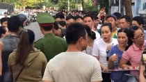 Hàng ngàn người xếp hàng đăng ký tiêm vắc xin dịch vụ cho trẻ