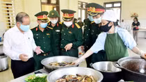 Chủ tịch tỉnh vào nhà bếp động viên lực lượng hậu cần phục vụ người cách ly