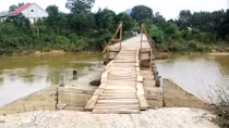 Rùng mình đi qua những cây cầu tạm sau lũ