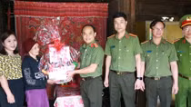 Công an tỉnh Thừa Thiên Huế thăm, tặng quà các gia đình chính sách