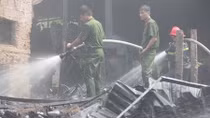 Cơ sở phế liệu nằm giữa khu dân cư bị bà hỏa thiêu rụi