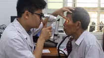 Bác sĩ BV Mắt ở Hà Nội vào Huế khám, phẫu thuật miễn phí cho bệnh nhân