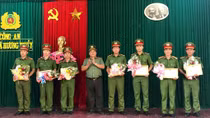 Khen thưởng tập thể, cá nhân vụ bắt nhóm đối tượng tổ chức “tiệc” ma túy