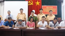 Gần 100 chủ doanh nghiệp, tài xế ký cam kết chấp hành Luật giao thông