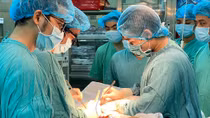 Rơi giàn giáo, thợ xây dựng bị thanh sắt đâm xuyên người