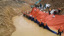 Tăng cường nhân lực, đắp đập nắn dòng Rào Trăng 
