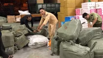 Xe tải chở hơn 1000kg táo khô nhập lậu đưa vào Huế tiêu thụ