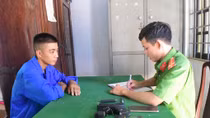 Tên trộm dùng súng bắn điện chống trả Công an