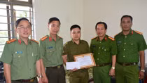 Khen thưởng Trưởng Công an xã bị thương khi vây bắt tội phạm