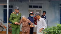 Hối hả giúp người dân di dời tránh bão số 9