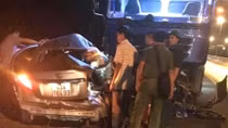 Xế hộp đối đầu với xe tải trước cửa hầm Hải Vân, 2 người tử vong