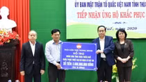 Chủ tịch Ủy ban Trung ương MTTQ Việt Nam và Phó Chủ tịch nước trao quà tại Thừa Thiên Huế