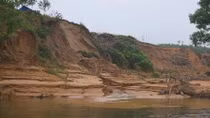 Bờ sông Bồ sạt lở nặng do khai thác cát 