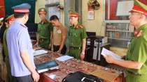Bỏ mặc bạn của vợ nằm trên đường để ôtô cán qua người