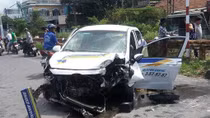 Taxi "thổi" bay biển báo và trụ đèn, 3 người nhập viện