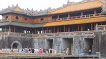 Làm sạch ô nhiễm sinh học ở di tích cổng Ngọ Môn, Đại Nội Huế