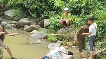 Người đàn ông đi đánh cá tử vong bất thường giữa suối