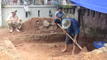 Phát hiện móng tường, om lạ tại khu vực tìm dấu tích lăng mộ vua Quang Trung