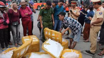 CSGT bắt xe khách chở 5 thùng xốp chứa thịt heo sữa bốc mùi
