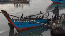 Tàu cá đang neo đậu bỗng dưng bốc cháy dữ dội