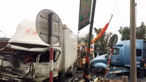 Xe container đâm trực diện xe tải trên QL1A