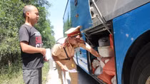 CSGT xứ Huế đội ‘lửa trời’ xử lý phương tiện vi phạm