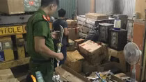 Xe container vận chuyển dao, kiếm và hàng lậu