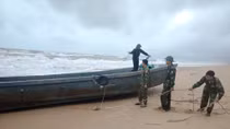  “Thuyền ma” trôi dạt vào vùng biển Lăng Cô