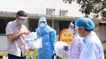Nam du khách Anh nhiễm COVID-19 xuất viện sau 2 lần xét nghiệm âm tính