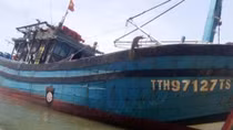 Tàu vỏ thép đâm thủng tàu gỗ trên biển, 13 ngư dân được cứu sống