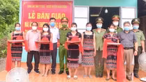 Công an Thừa Thiên Huế bàn giao mái ấm tình thương cho các hộ nghèo