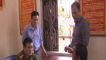 Tên trộm lén lút dắt xe máy trước cổng chợ bị camera an ninh ghi lại