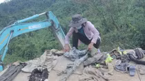 Tìm thấy nhiều vật dụng của các nạn nhân ở bãi bồi trên sông Rào Trăng