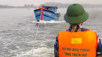 Hai ngư dân cùng tàu cá suýt chìm được cứu hộ kịp thời
