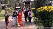 Người dân, du khách đổ xô đến chùa cầu an trong ngày đầu năm mới