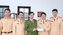 Khen thưởng CSGT dũng cảm cứu người trên sông Hương 