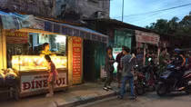 Vờ mua nhẫn cưới rồi cướp vàng bỏ chạy