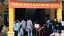 Dân Huế về từ vùng dịch đổ xô đi test nhanh COVID-19 